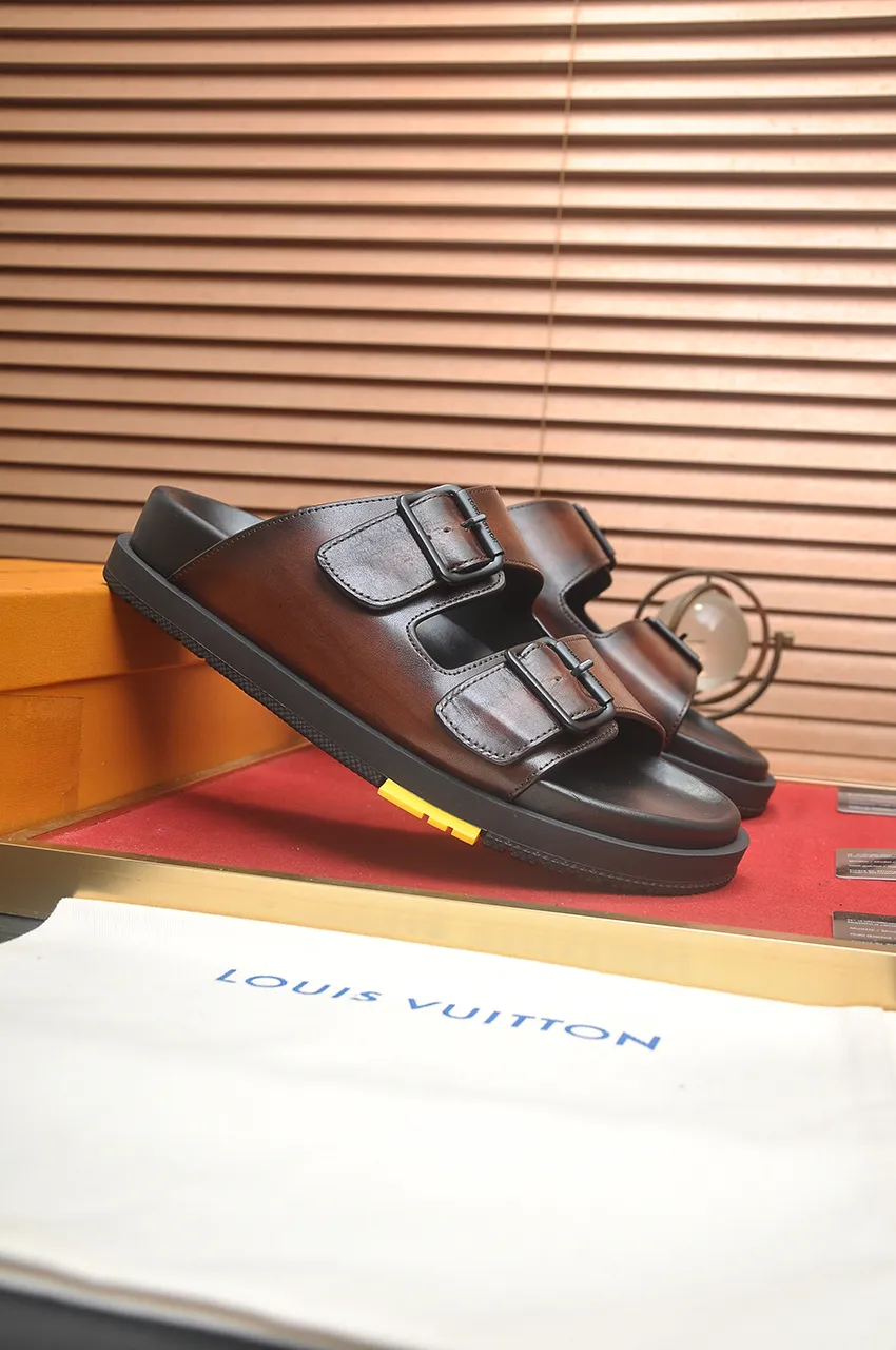 Men's shoes 💰400💶 [Louis Vuitton LV slippers] (high-end cowhide) counter 1:1 fashion style, a must-have for summer! The designer used LV’s iconic outsole. The original simple slippers instantly become fashionable! The upper is made of flexible special cowhide leather straps alternately, and the workmanship is exquisite! A must-have for stylish men in summer, size 38-45 (45 customized)